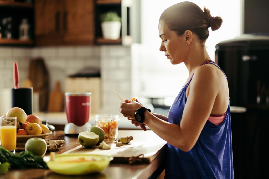 Jovem preparando alimentação pré-treino