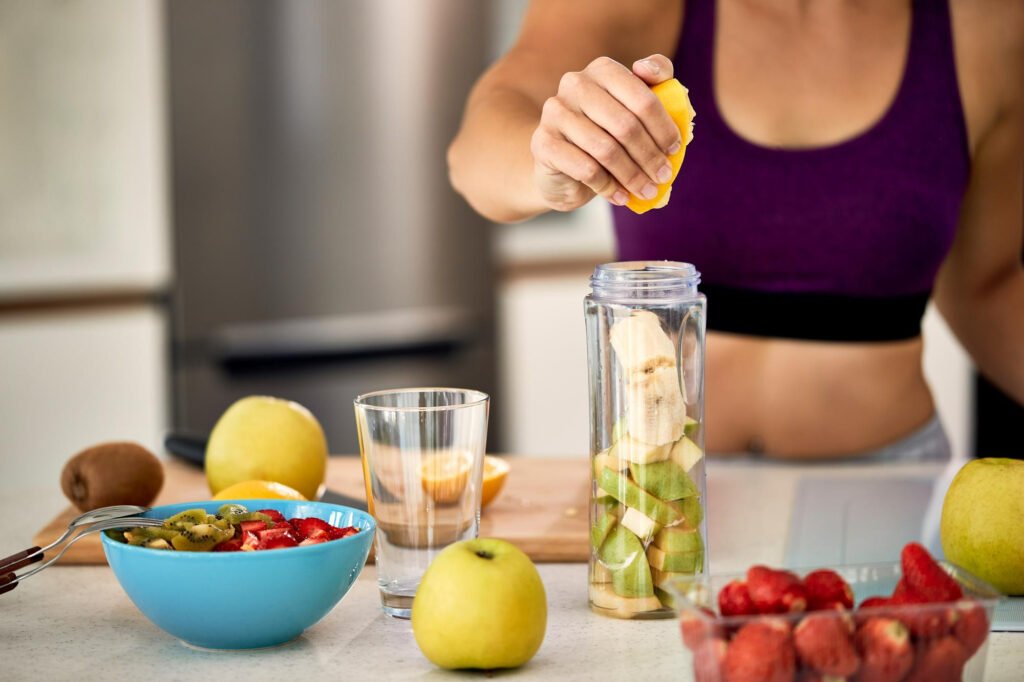 Mulher fazendo vitamina